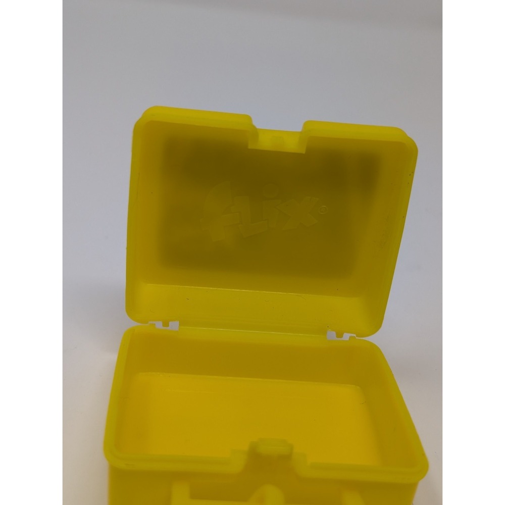 Vintage 1999 Flix Dexter's Laboratory Mini Lunchbox Keychain Plastic Yellow 2.5" - Picture 7 of 7